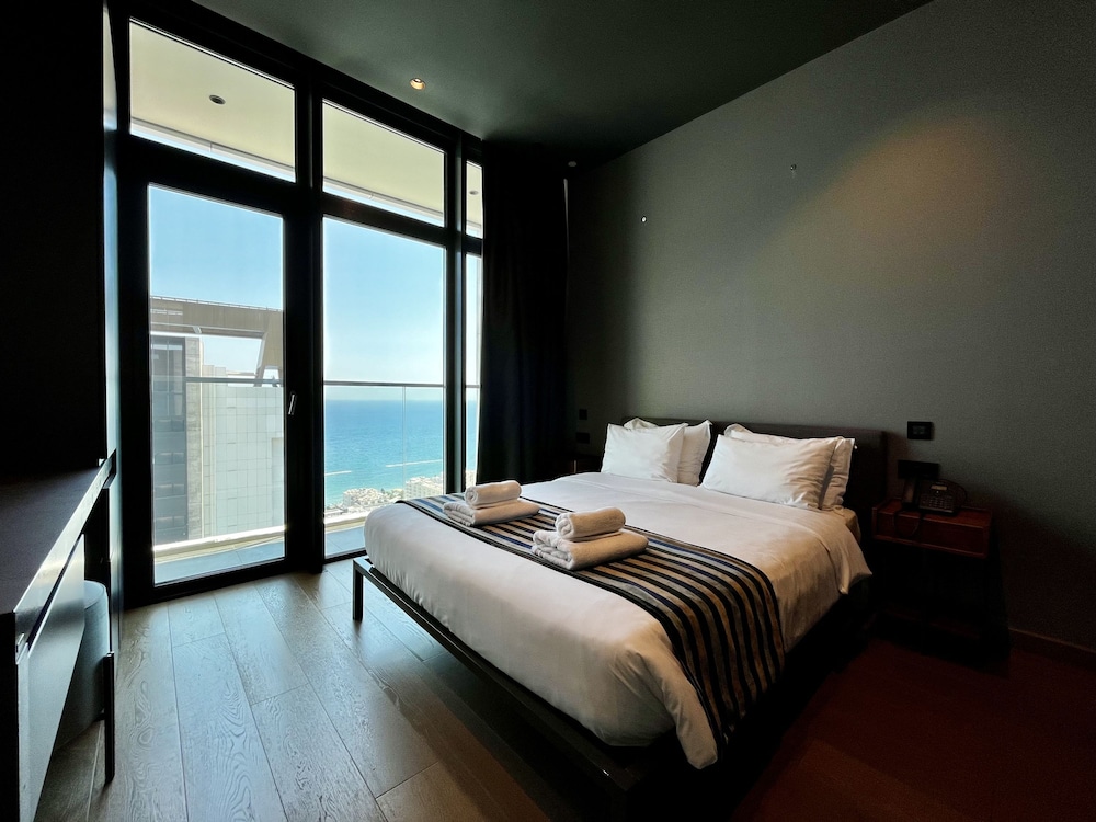 128 LIM - 2002 Stay Only Tower Suite