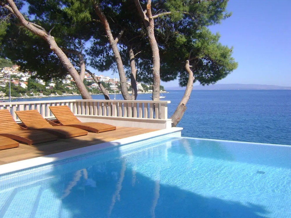 Sea Front - With Pool - H
