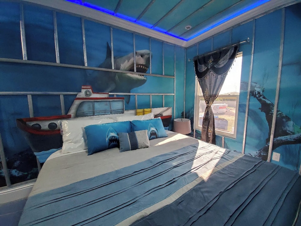 Luxury Mansion w Pool Sleeps 60