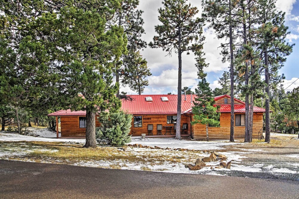 Hot Tub, Deck & Fireplace at Rustic Alto Cabin!