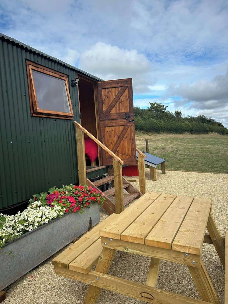 1 Bed Hut - Sleeps 2 - Parking - Smoking