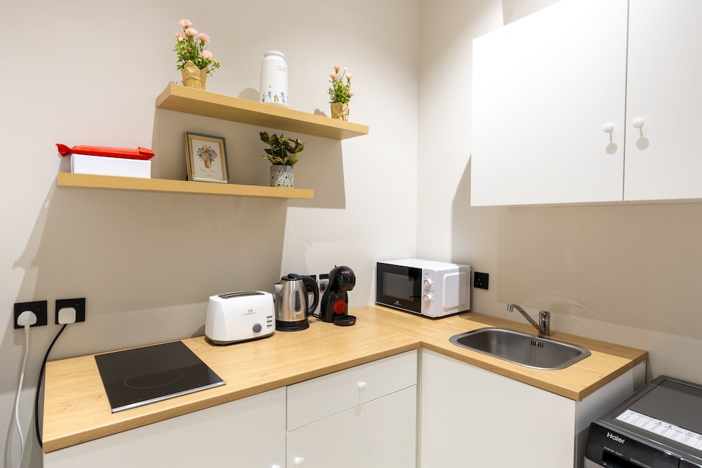 Vibrant Two BR With Shared Garden in Almadinah