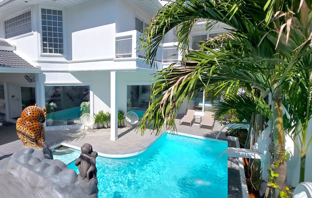NEBULAND Luxury Pool Villa Pattaya Walking Street