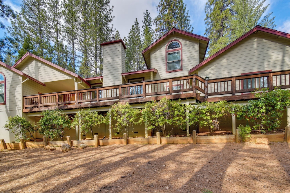 Hot Tub + Pool Table: Cabin Near Calaveras Park!