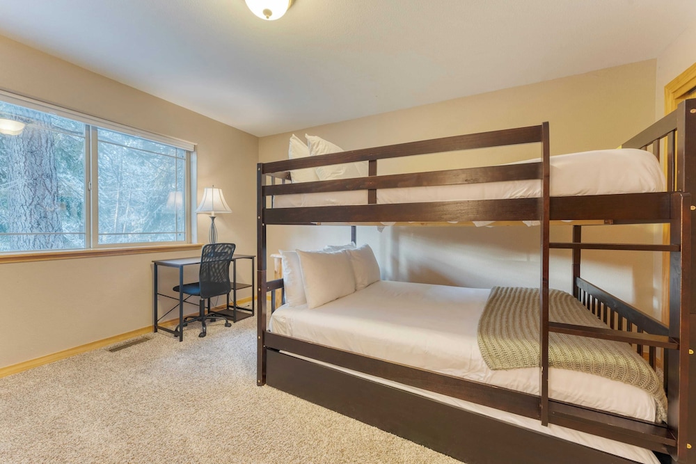 Cherry Hills Spacious Tahoe Cabin With Deck, Fireplace & Open Interiors