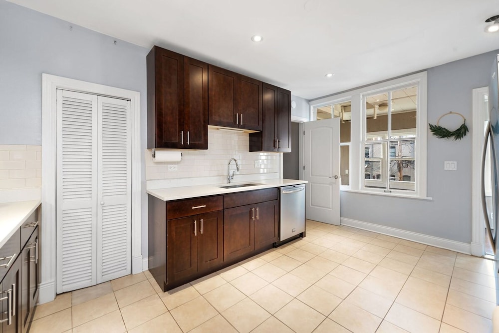 Stylish 2BR Urban Retreat in River West