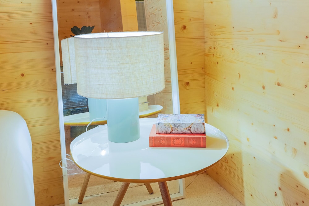 Mac003 · Macario Wood Apartment // Netflix view 4