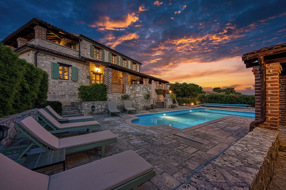 Villa Amyra With Pool
