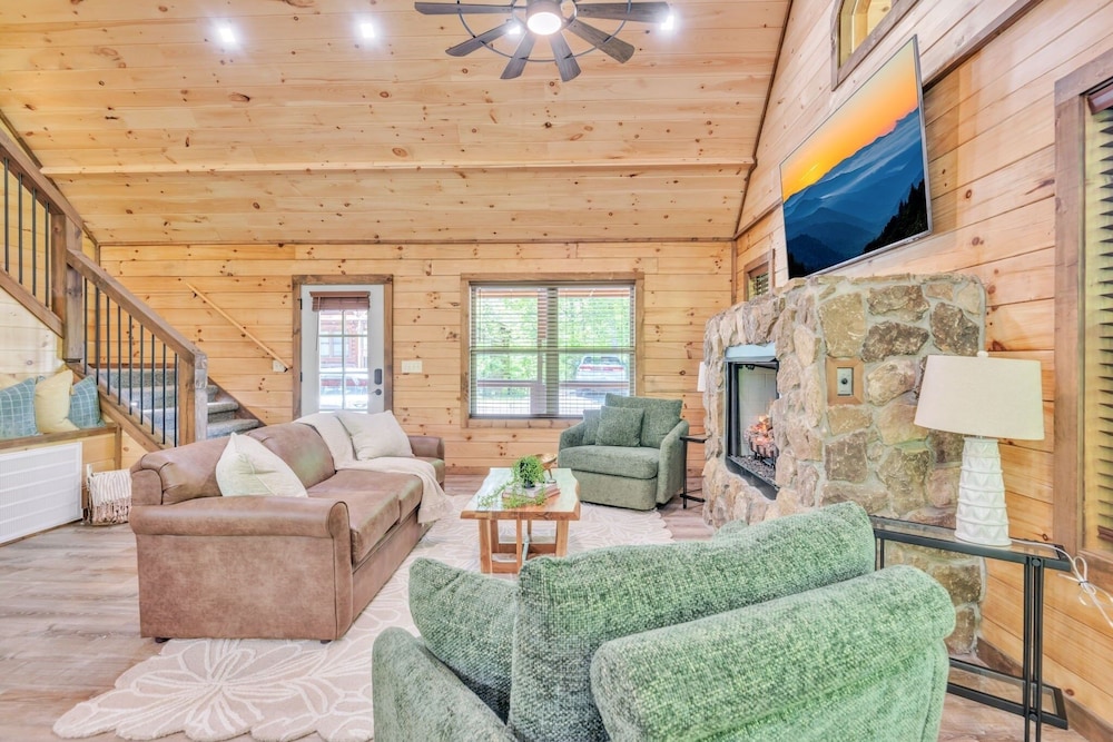Er62 - Smoky Splash Getaway 3 Bedroom Cabin