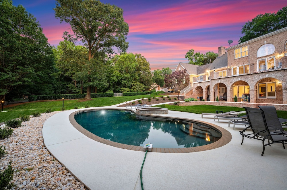 Shoreway Cove by Avantstay Waterfront Pool Dock