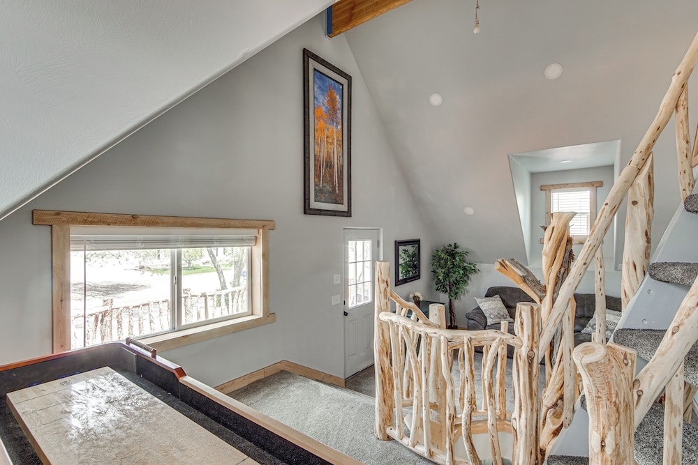Family Home w/ Mountain Views in Circleville!