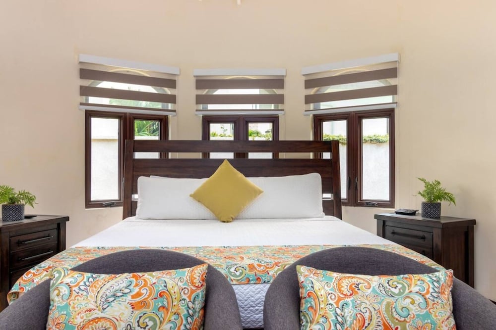 Luxury Oceanfront Villa in Tower Isle