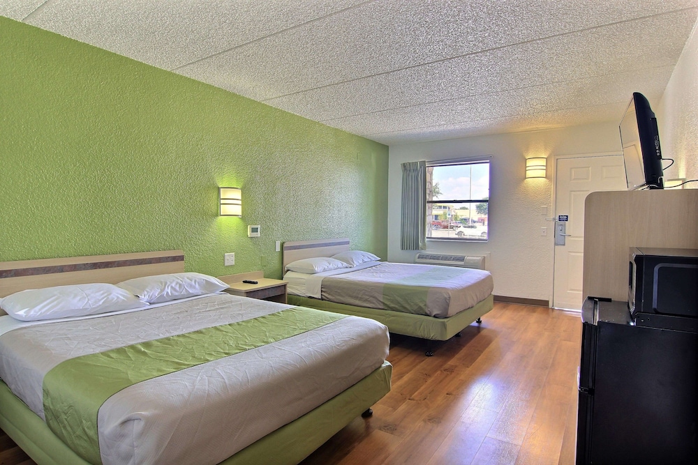 Motel 6 Austin, TX - Central Downtown UT