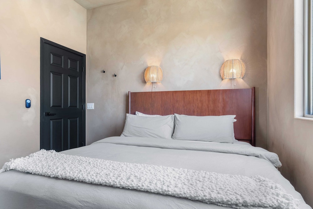 Designer Desert Oasis w/ Pool, Hot Tub, Outdoor Lounge The Riley by Avantstay