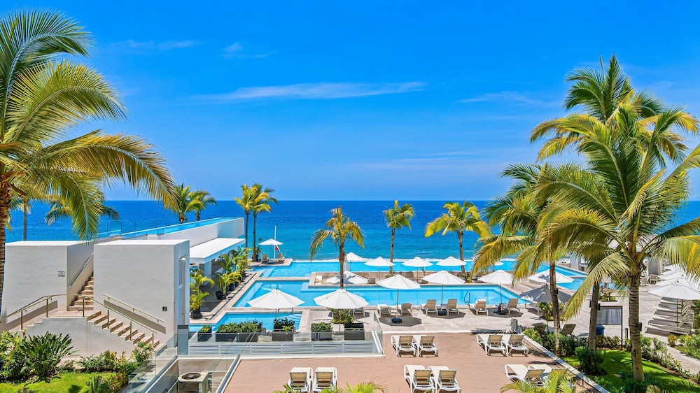Gorgeous 1BR with Pools & Sea Views
