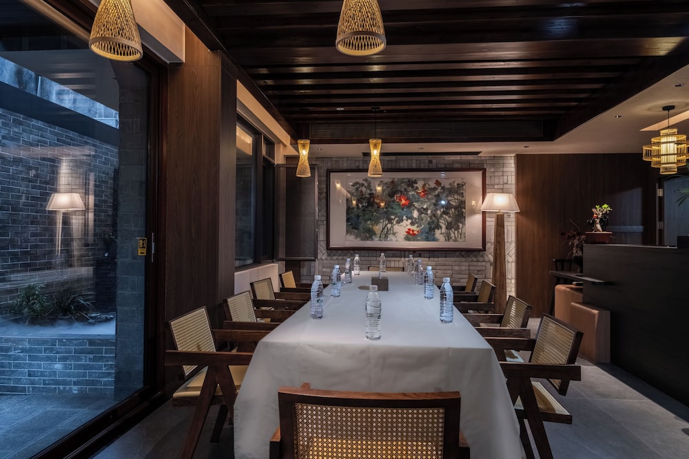 Fenghuang Yiquan River View B&B