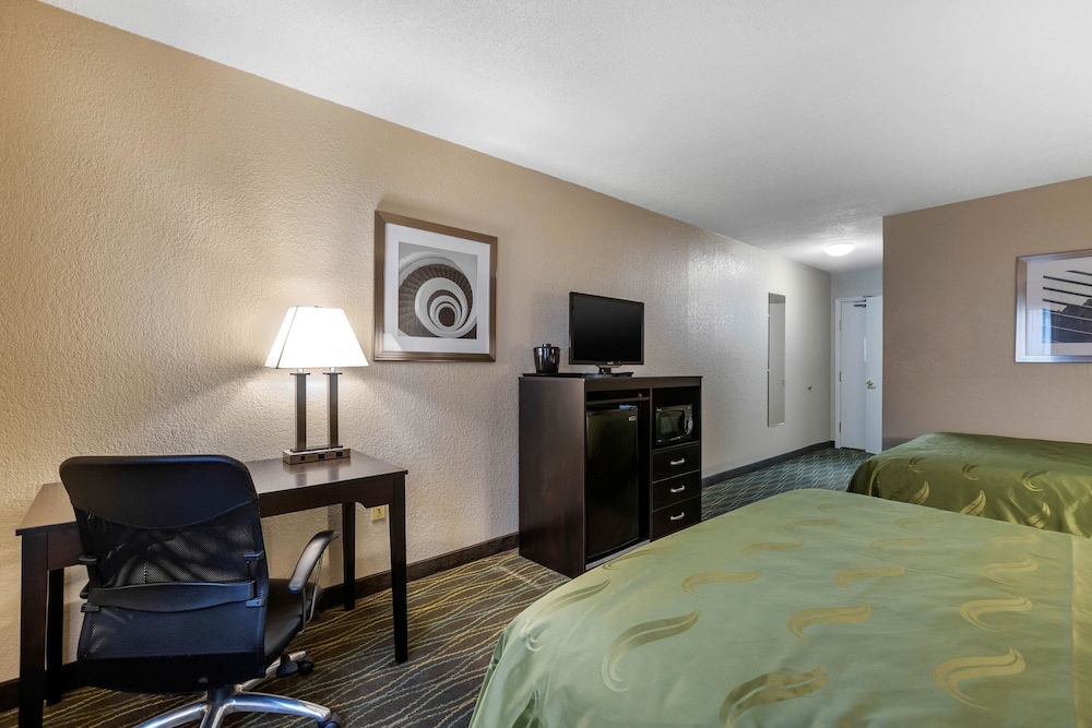 Des Moines Vacations - Quality Inn  Suites Des Moines - Merle Hay Road - Property Image 5