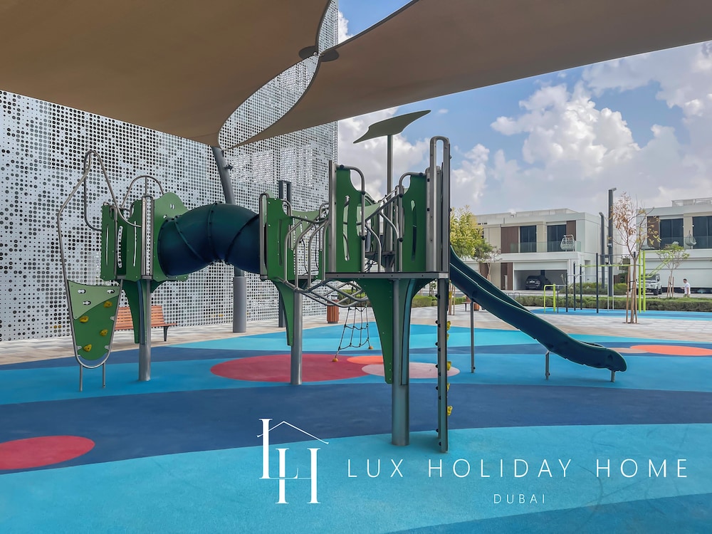 LUX | 2BR Lagoon View – District One, 10–15 min Burj Khalifa