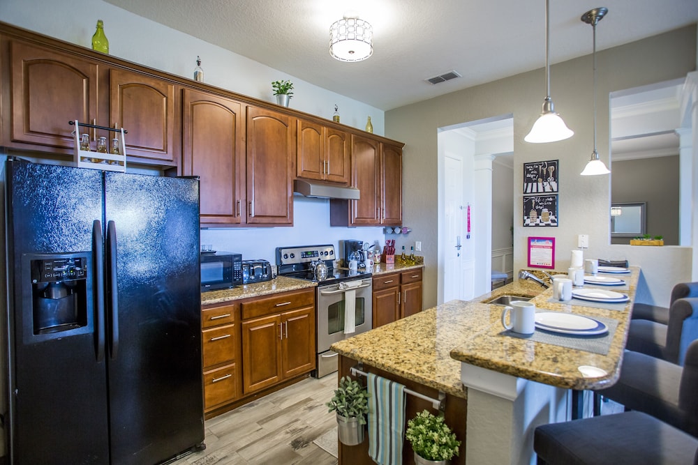 Altavista Lakeview 3 Bedroom Condo by RedAwning
