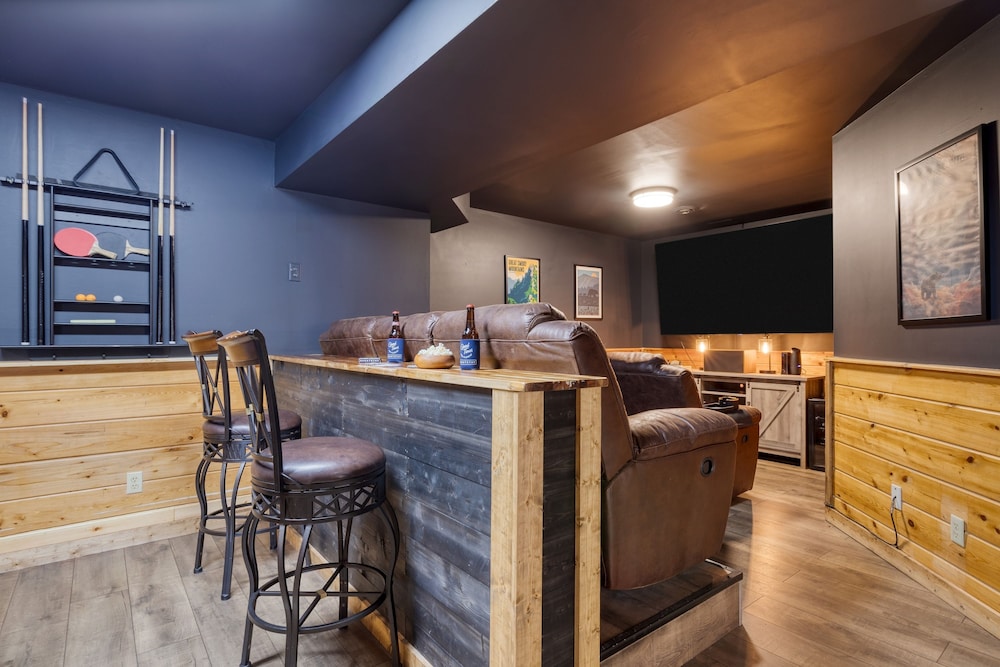 Greene Mountain Lodge by Avantstay Sleeps 22 Hot Tub Game Room Theater