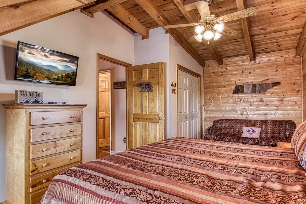 A Place In Time - Great Cabin - Awesome Views, 2 Bedroom Cabin by RedAwning view 3