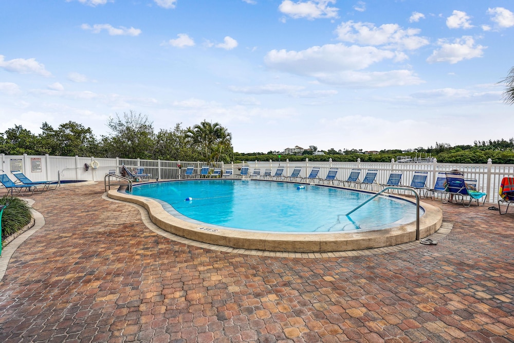 Bayshore Yacht & Tennis 314