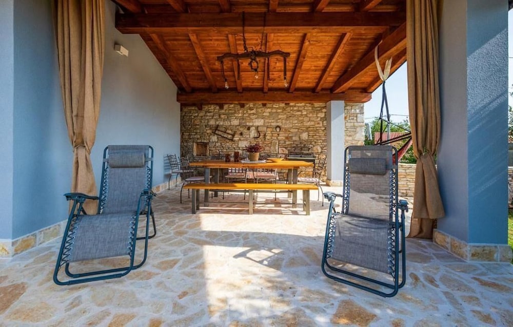 Charming House With Garden and BBQ in Galizana