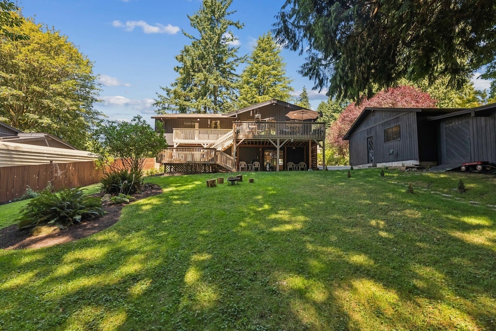 Modern Forest Escape Near Hikes & Lake 6 Bedroom Home