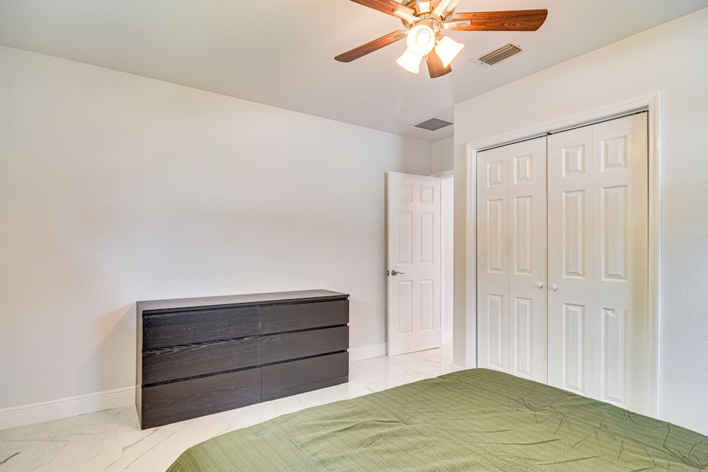 5 Mi to Beach: Tampa Retreat w/ Furnished Lanai!