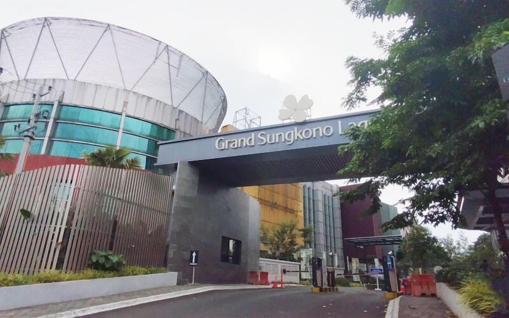 Good Deals And Relaxing 2Br At Grand Sungkono Lagoon Apartment