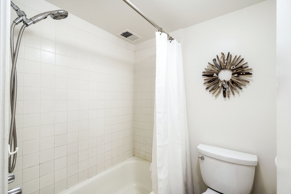 Budget Friendly - Kihei Akahi C-608, Ocean Views, Short Walk to Kamaole Beach II