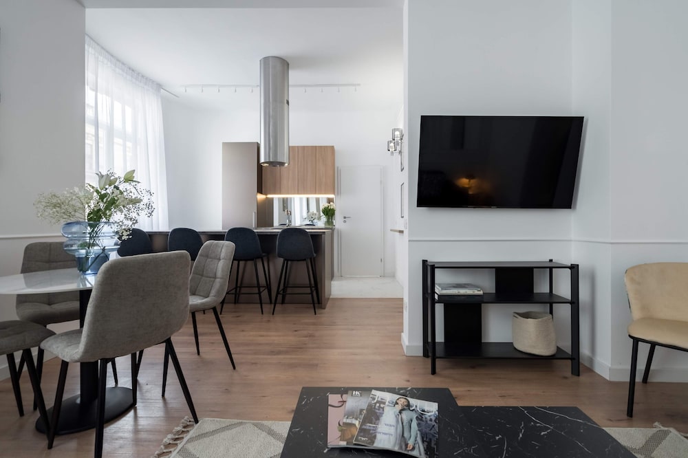 Contemporary Aparthotel 2-BR Flats Near Old Town, Quiet & Serene