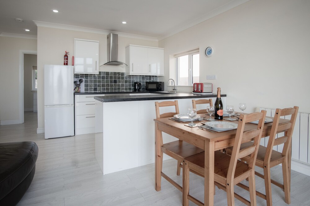 Seafarer - 2 Bedroom Apartment - Pendine view 3