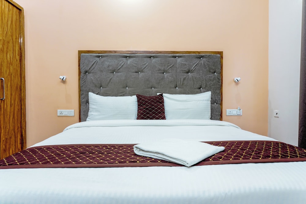 Navneeta Grand Hotel & Banquet Hall