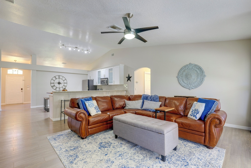 Close to Family Park: Home w/ Screened Lanai!
