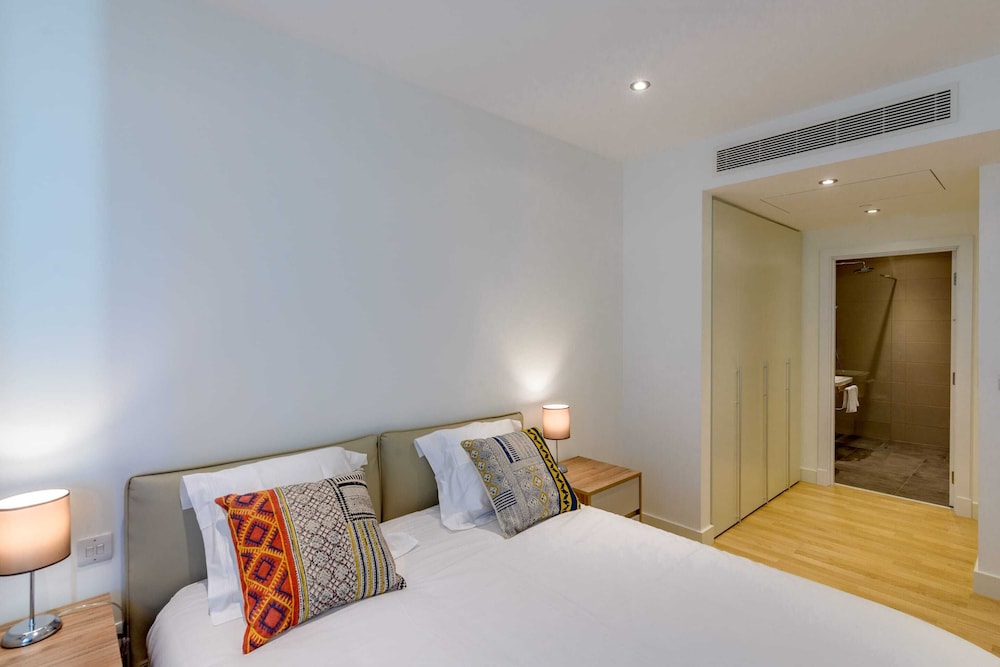 Luxury Modern Apartment With Exceptional Views! Hosted by Sweetstay view 4