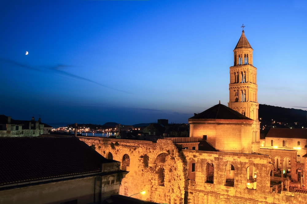 Hotel La Porta Luxury Rooms - Image 1