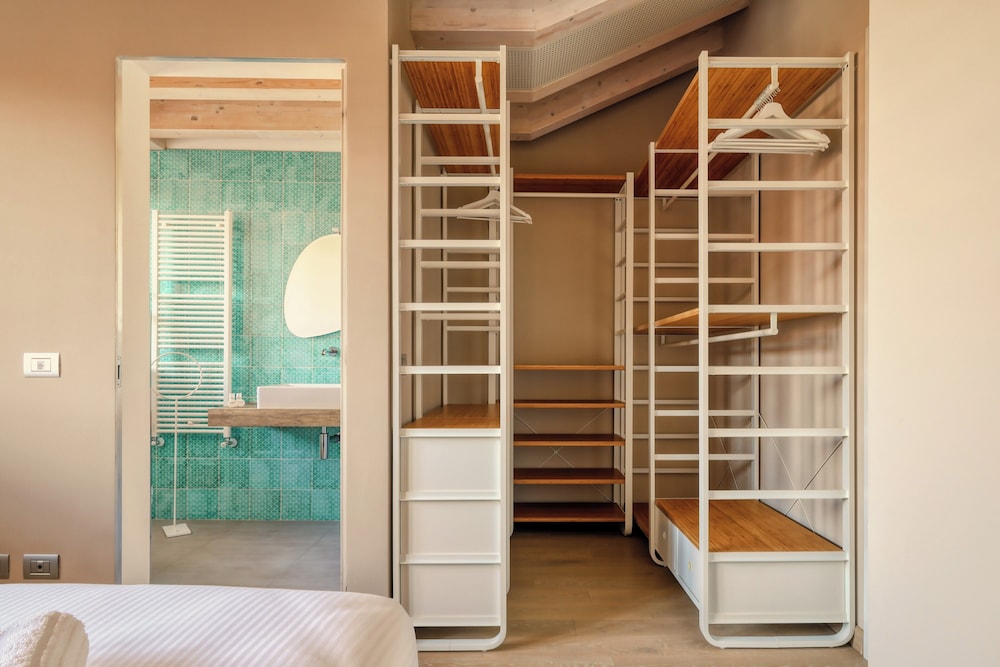 Elegant apt with parking and balcony