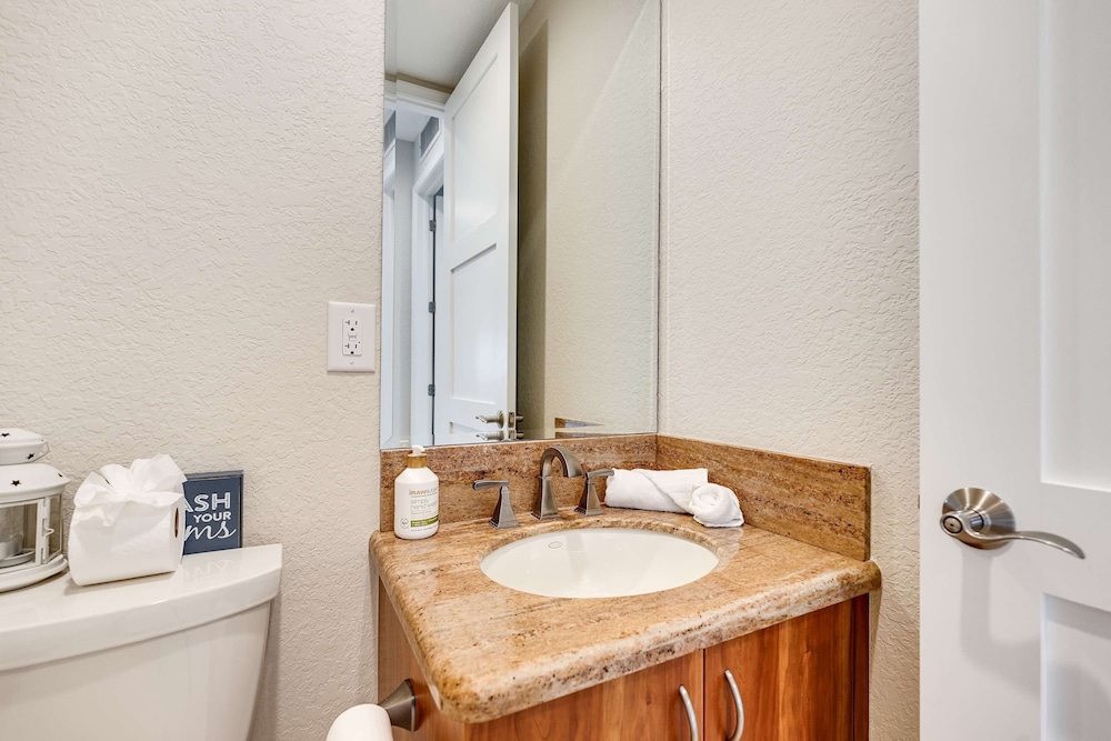 NEW 3-story Townhome With Pool Room Expansive Balcony Seconds Away From Las Olas