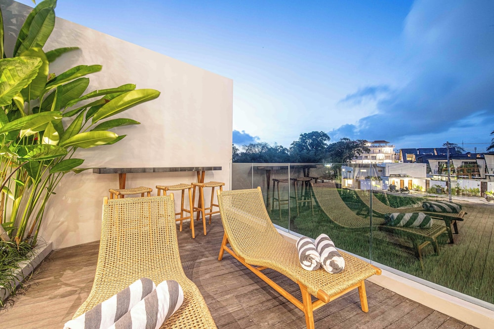 Luxury 5-bedroom Canggu Beach Villa With Scenic Ri