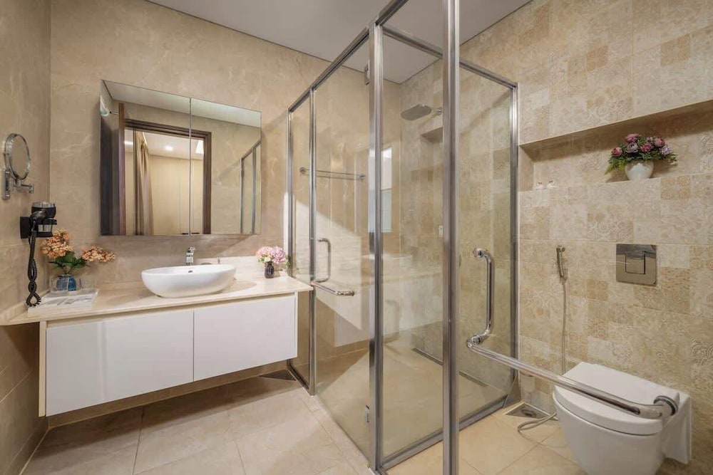 8BR Beachfront Eden: Luxury Events & Getaways