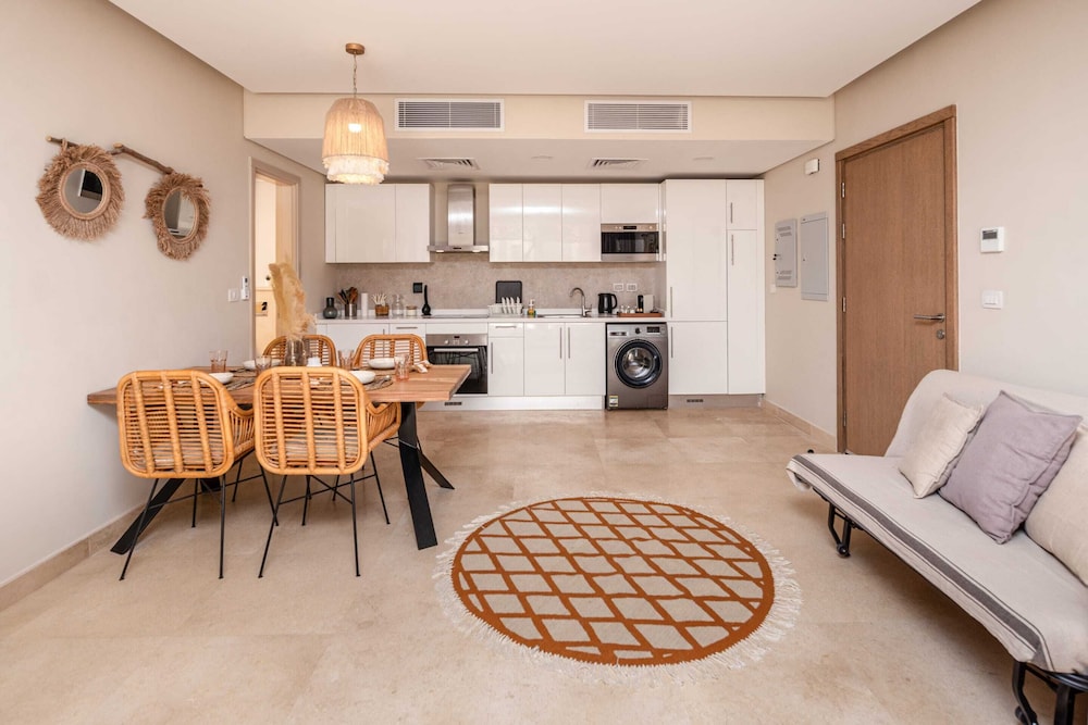 Xuru Stays I Exotic 1bdr w/ Outdoor Terrace Pool & Beach Access
