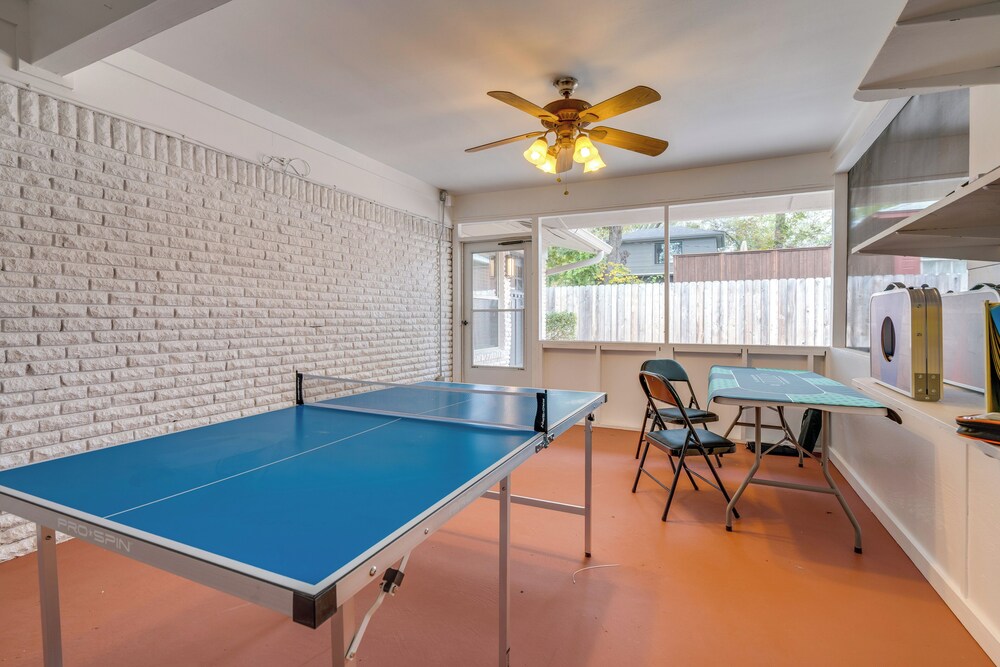 Walk to UT Austin! Charming Duplex w/ Game Room
