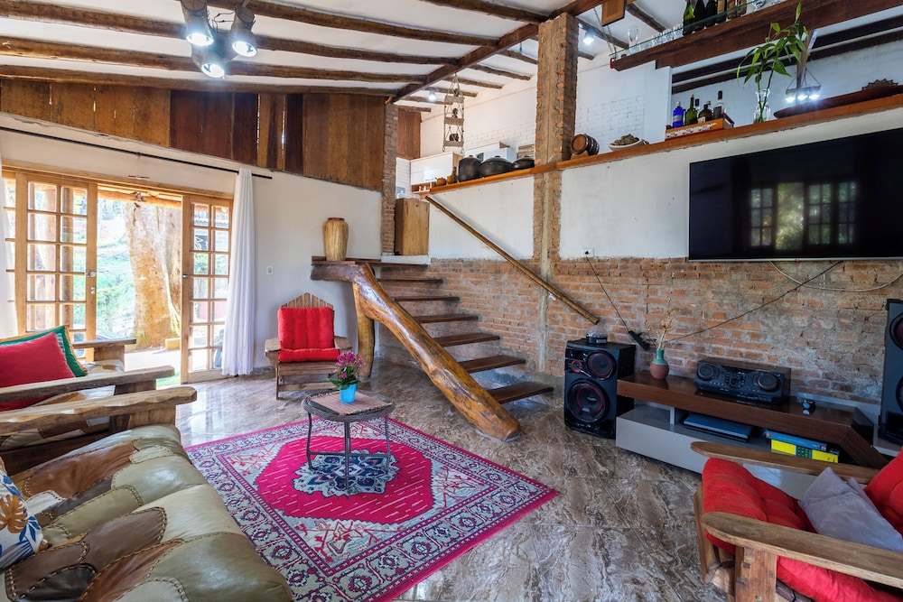Sítio com 5 suítes e piscina