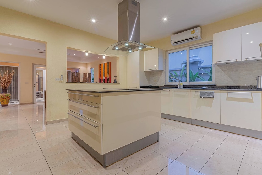 Tropical Luxury 4BR Pool Villa w Game Area