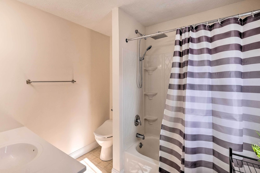 Pet-friendly Louisville Home: Near Distilleries!