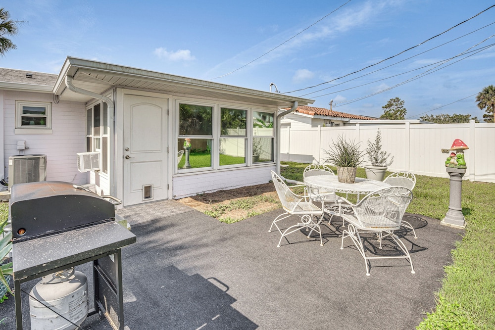 Walk to Ocean: Cozy Home w/ Yard in Ormond Beach!