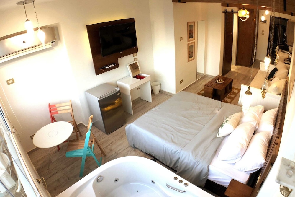 Jacuzzi Studio @ The Pyramids Free Airport Pickup