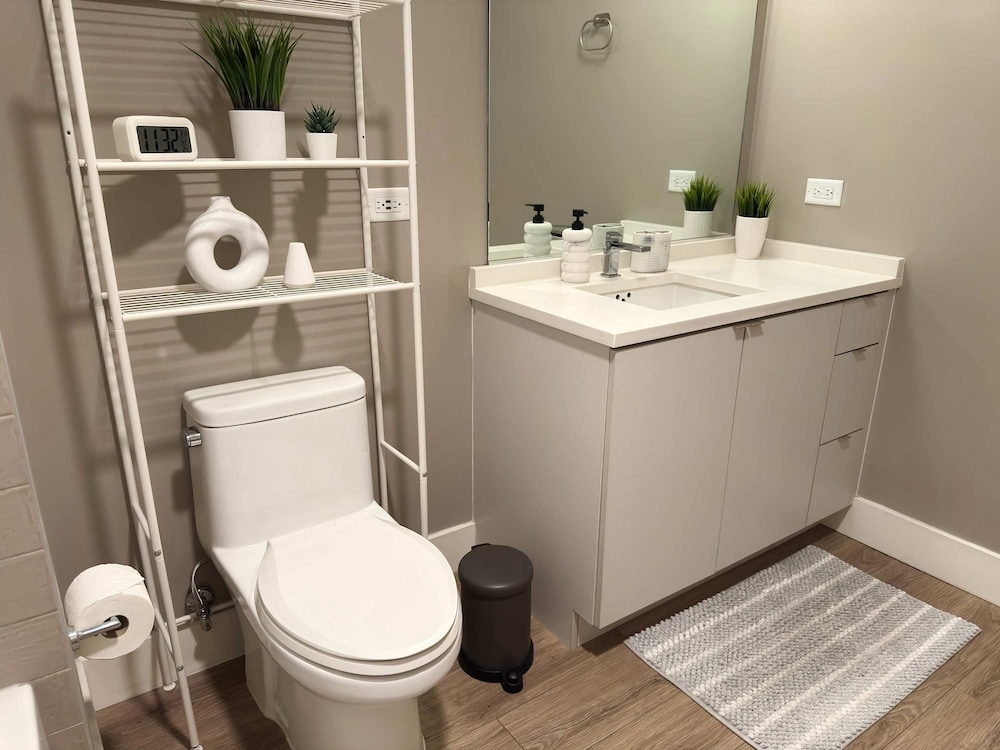 NEW Upscale Downtown San Diego Stay Queen Bed Pool Sauna