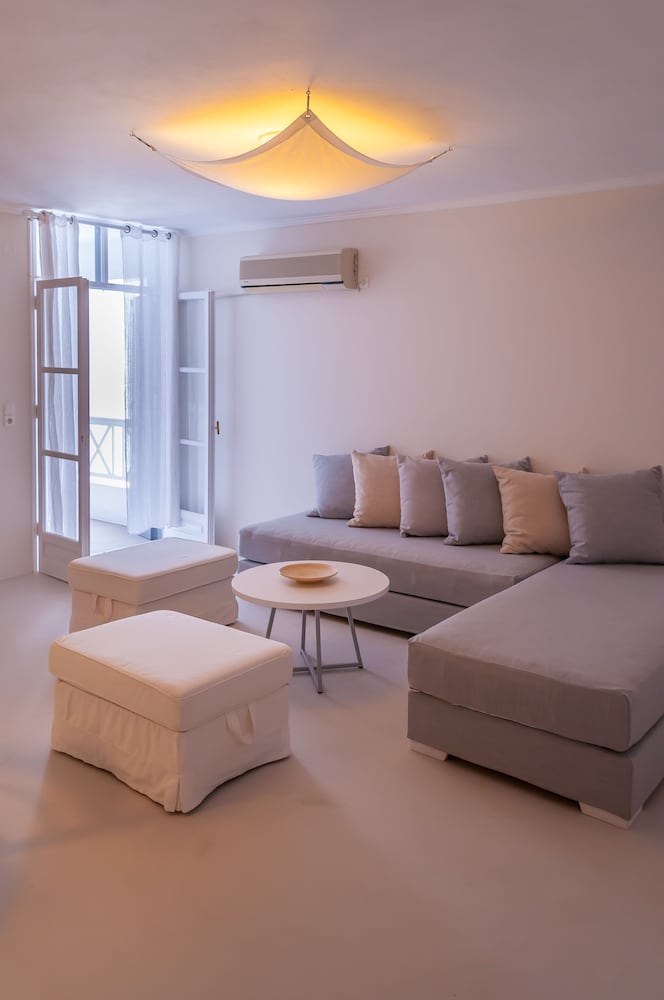 Milos Bay Suites